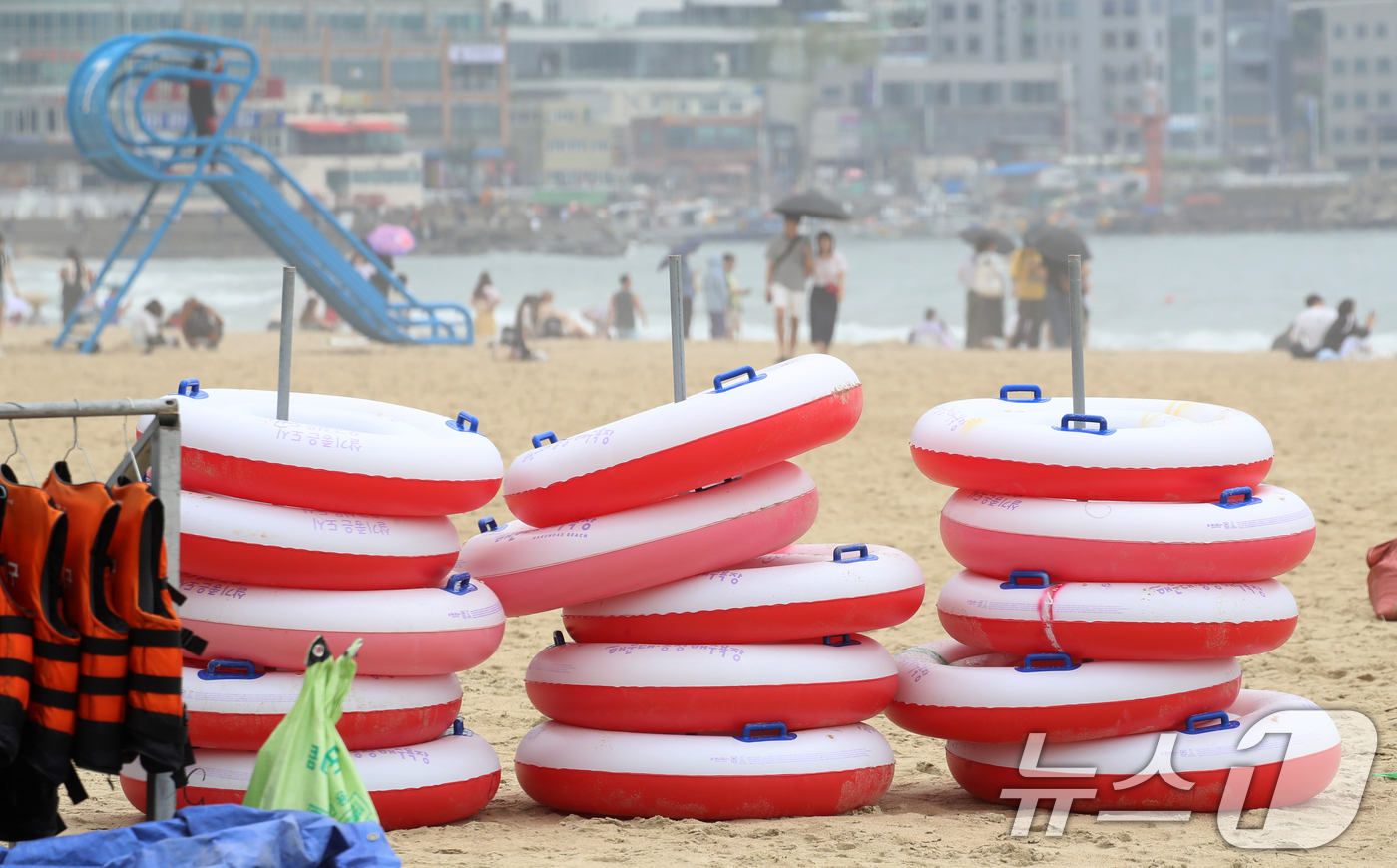 (부산=뉴스1) 윤일지 기자 = 부산 해운대해수욕장이 개장한 후 첫 주말을 맞은 22일 해운대해수욕장에 튜브와 구명조끼가 정리돼 있다.부산 7개 해수욕장 중 해운대·송정해수욕장은 …