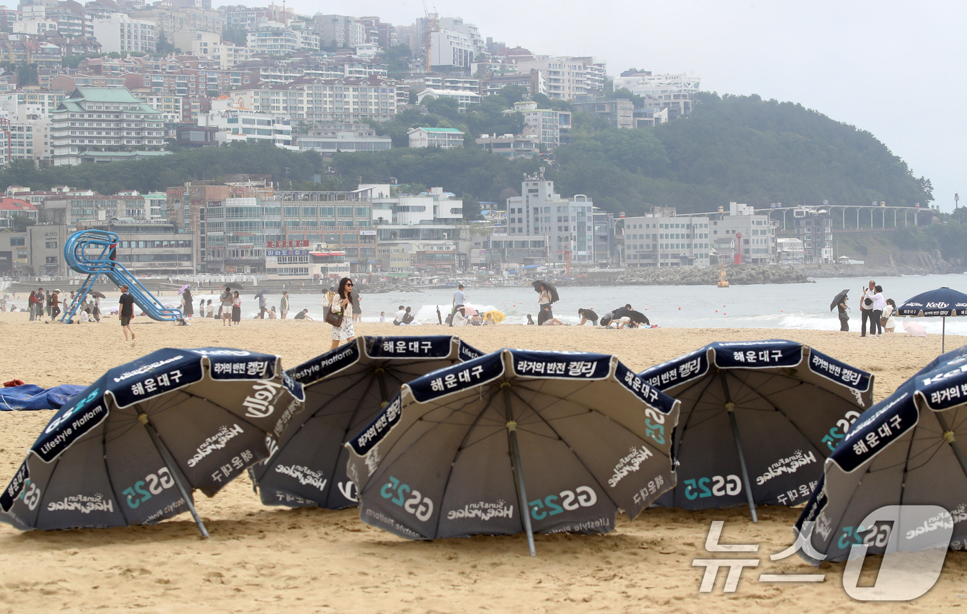 (부산=뉴스1) 윤일지 기자 = 부산 해운대해수욕장이 개장한 후 첫 주말을 맞은 22일 해운대해수욕장에 파라솔이 준비돼 있다.부산 7개 해수욕장 중 해운대·송정해수욕장은 지난 21 …