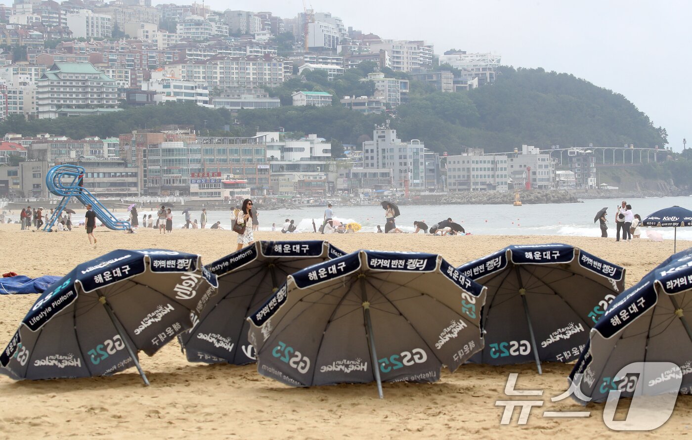 본문 이미지 - 부산 해운대해수욕장이 개장한 후 첫 주말을 맞은 22일 해운대해수욕장에 파라솔이 준비돼 있다. 2025.6.22/뉴스1 ⓒ News1 윤일지 기자