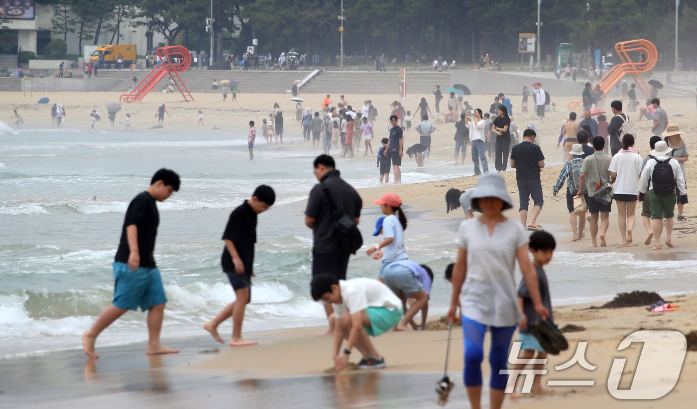 본문 이미지 - 부산 해운대해수욕장이 개장한 후 첫 주말을 맞은 22일 해운대해수욕장을 찾은 관광객과 시민들이 물놀이를 즐기며 더위를 식히고 있다. 2025.6.22/뉴스1 ⓒ News1 윤일지 기자