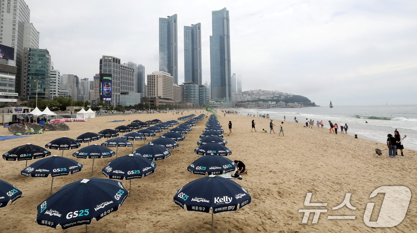 (부산=뉴스1) 윤일지 기자 = 부산 해운대해수욕장이 개장한 후 첫 주말을 맞은 22일 해운대해수욕장에 파라솔이 설치돼 있다.부산 7개 해수욕장 중 해운대·송정해수욕장은 지난 21 …