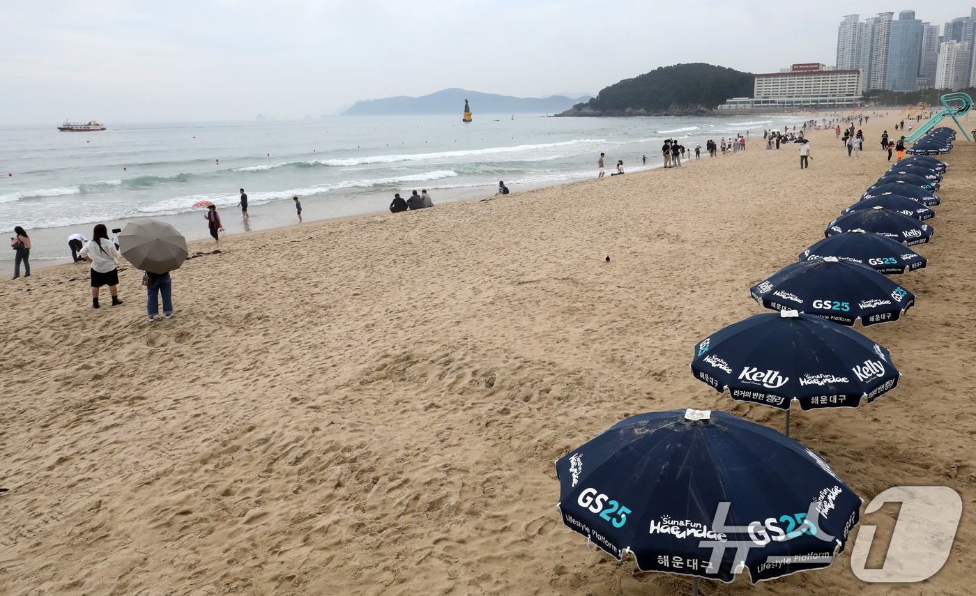 (부산=뉴스1) 윤일지 기자 = 부산 해운대해수욕장이 개장한 후 첫 주말을 맞은 22일 해운대해수욕장에 파라솔이 설치돼 있다.부산 7개 해수욕장 중 해운대·송정해수욕장은 지난 21 …