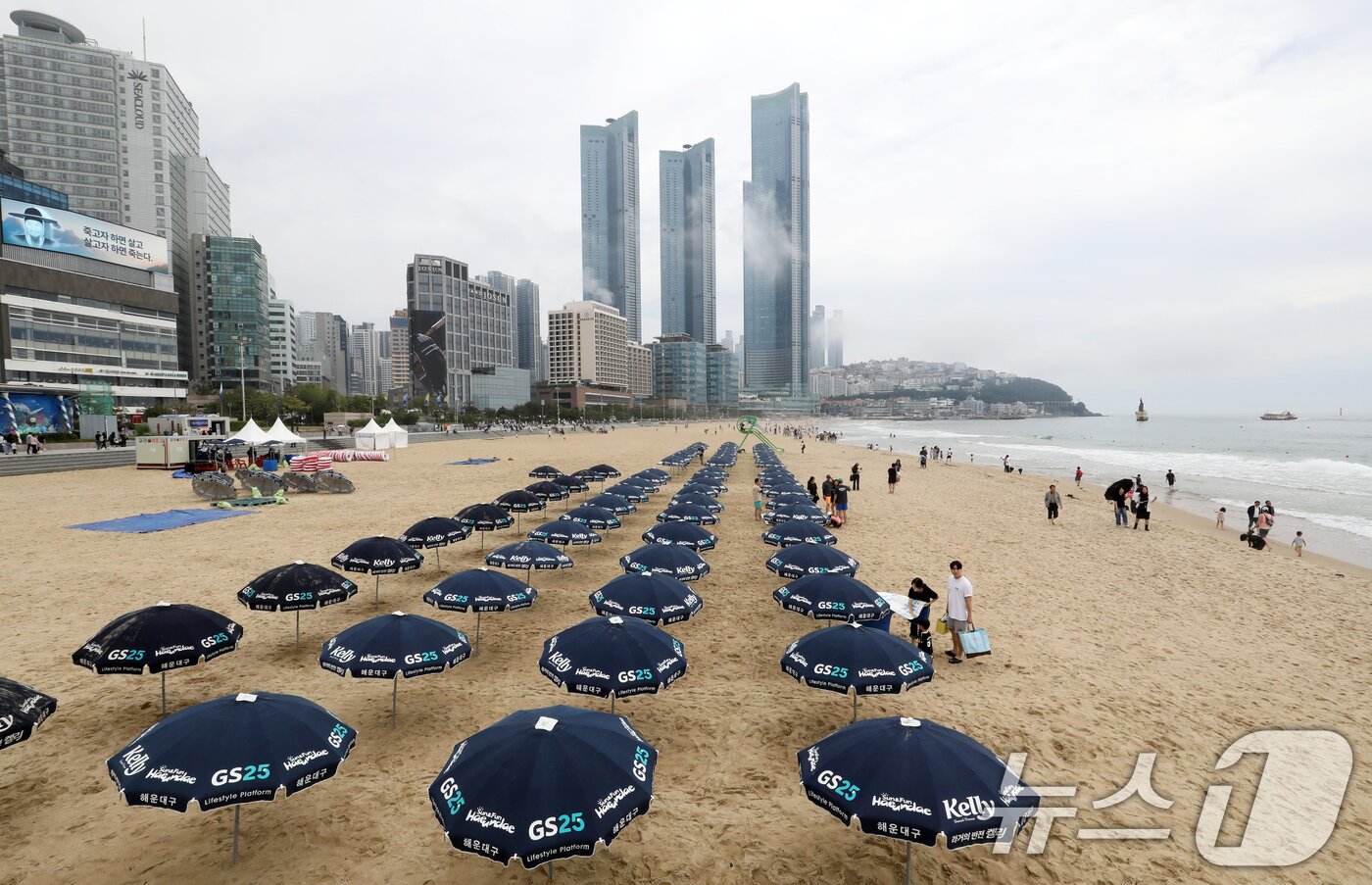 본문 이미지 - 부산 해운대해수욕장이 개장한 후 첫 주말을 맞은 22일 해운대해수욕장에 파라솔이 설치돼 있다. 2025.6.22/뉴스1 ⓒ News1 윤일지 기자