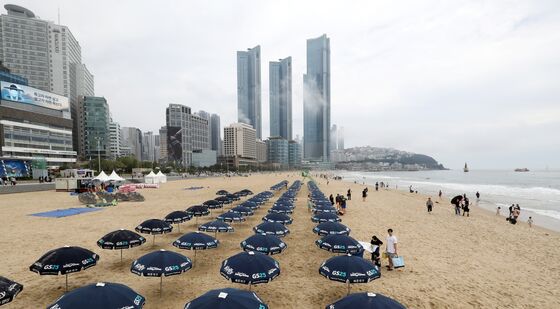 개장한 해운대해수욕장에 설치된 파라솔