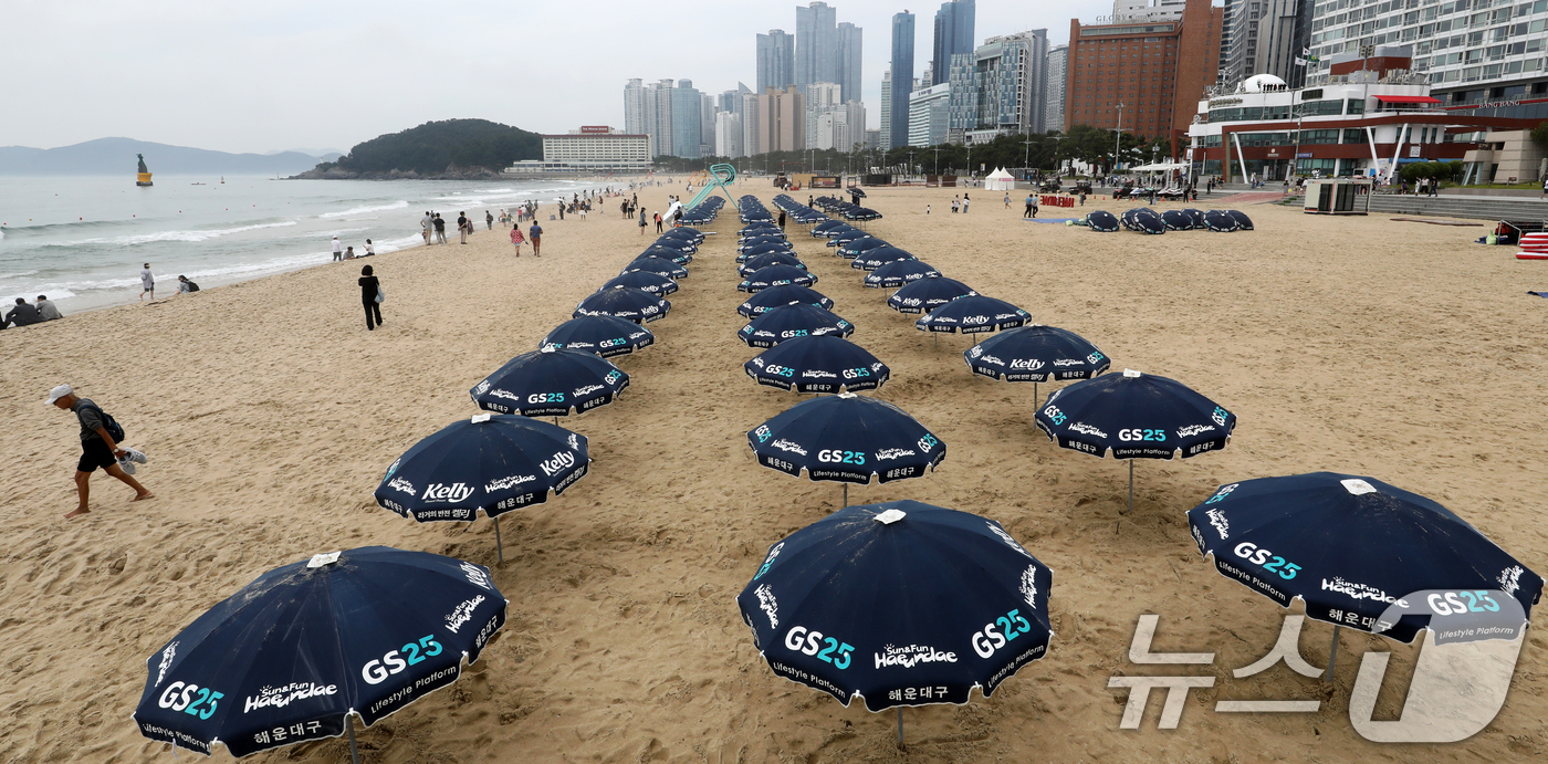 (부산=뉴스1) 윤일지 기자 = 부산 해운대해수욕장이 개장한 후 첫 주말을 맞은 22일 해운대해수욕장에 파라솔이 설치돼 있다.부산 7개 해수욕장 중 해운대·송정해수욕장은 지난 21 …