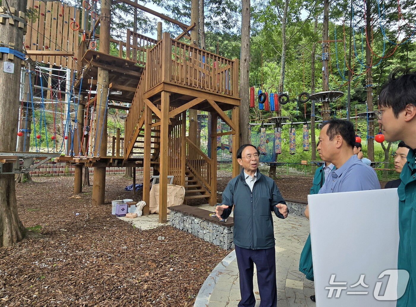 본문 이미지 - 심민 전북 임실군수가 성수산 산림레포츠 시설을 점검하고 있다.&#40;임실군제공. 재판매 및 DB금지&#41;2025.6.22/뉴스1