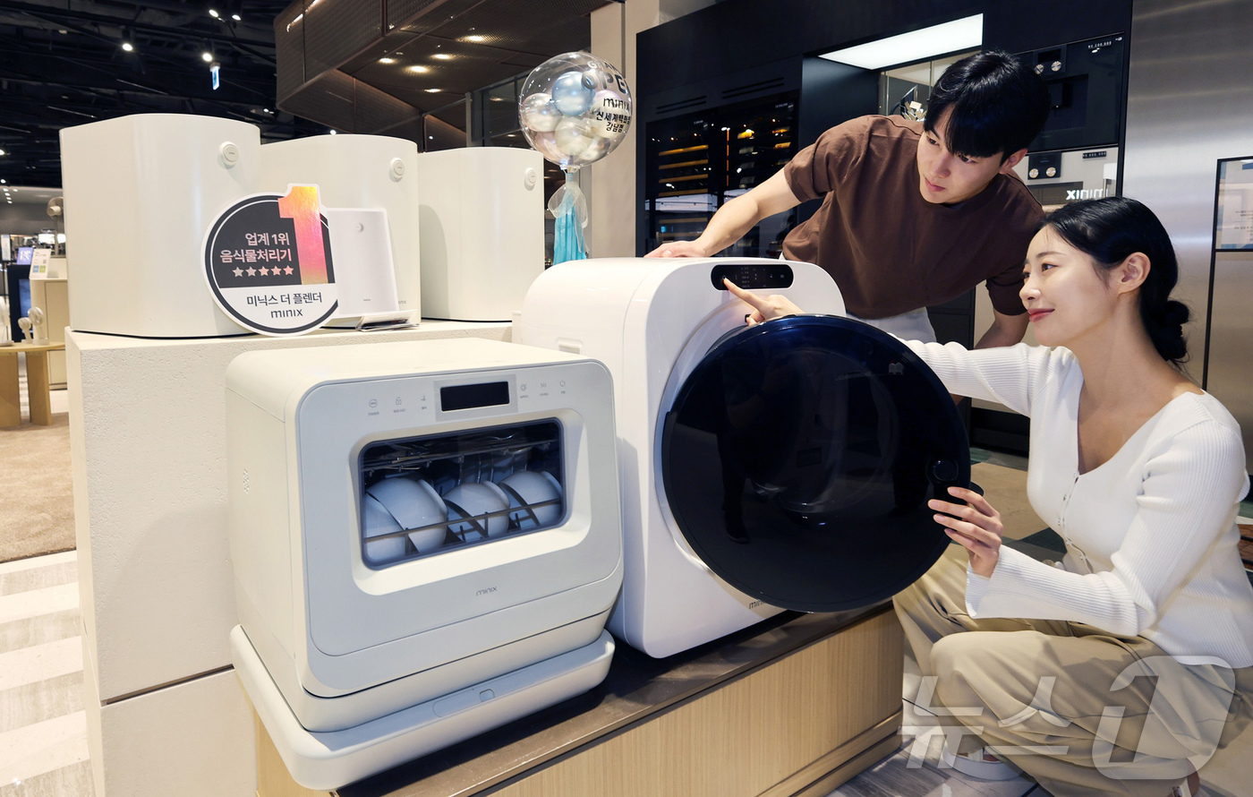 (서울=뉴스1) = 가전 브랜드 미닉스 모델들이 22일 오전 신세계백화점 강남점에서 오픈한 공식 매장에서 음식물처리기와 미니 건조기, 식기세척기 등을 선보이고 있다. (미닉스 제공 …