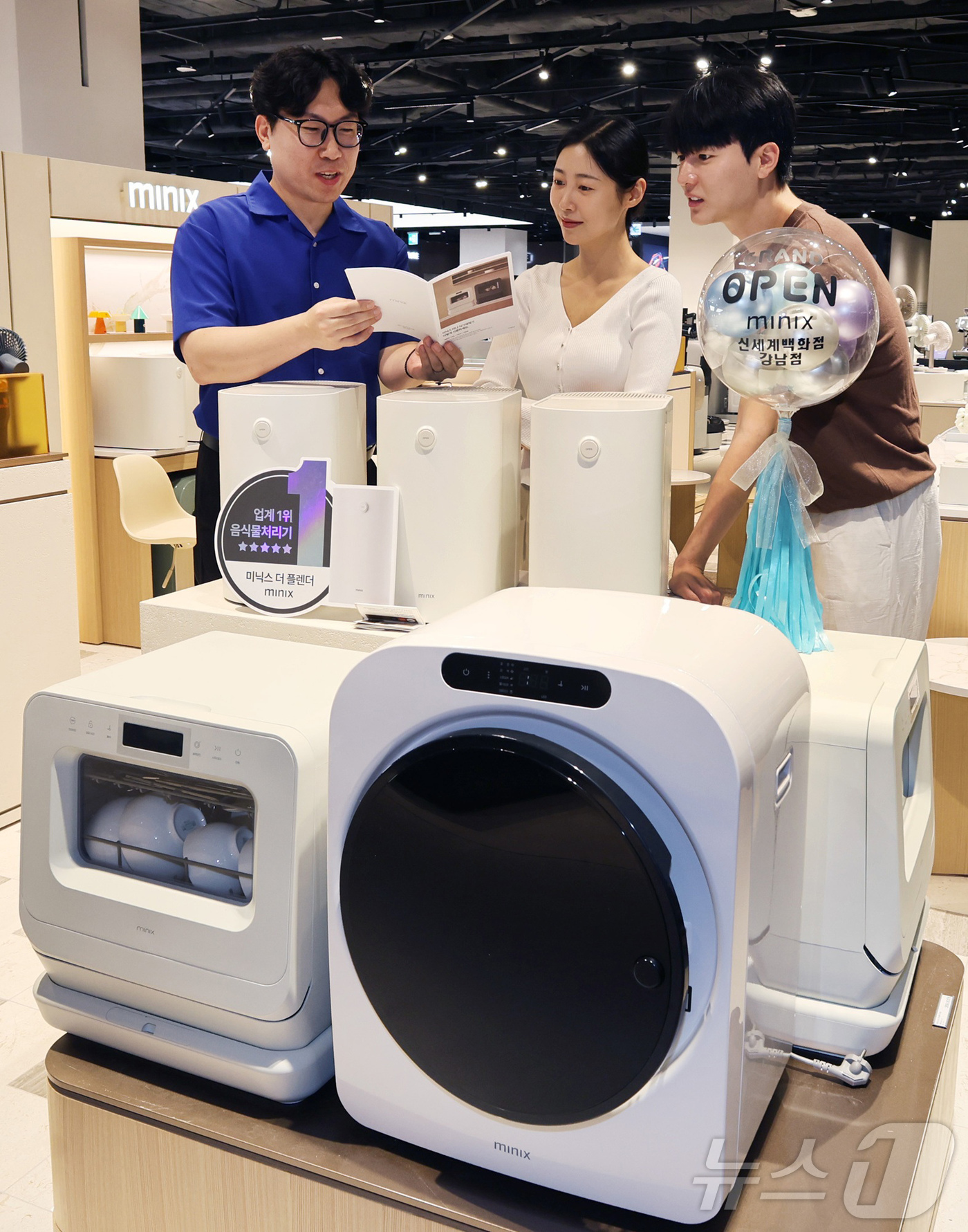 (서울=뉴스1) = 가전 브랜드 미닉스 모델들이 22일 오전 신세계백화점 강남점에서 오픈한 공식 매장에서 음식물처리기와 미니 건조기, 식기세척기 등을 선보이고 있다. (미닉스 제공 …