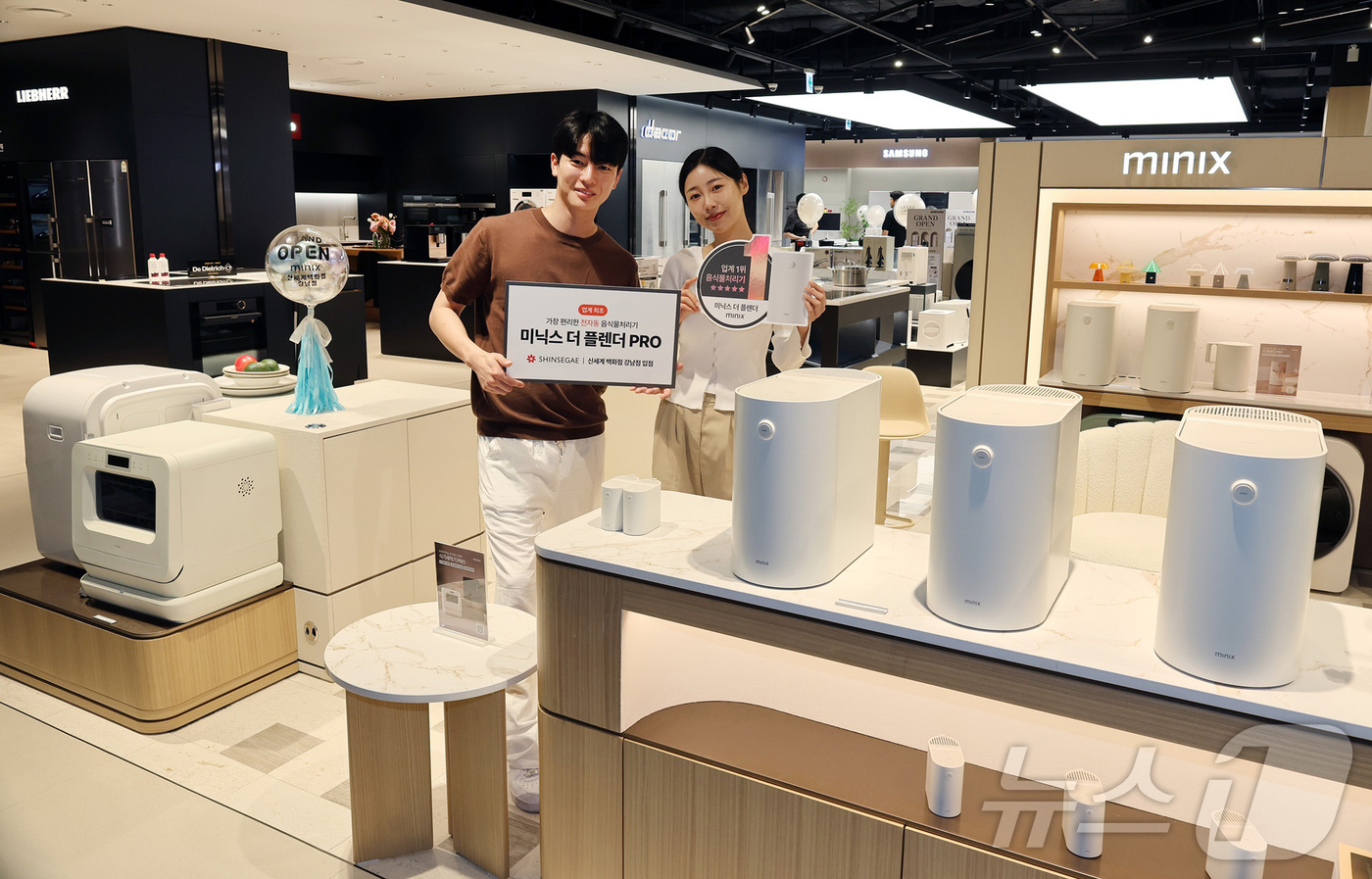 (서울=뉴스1) = 가전 브랜드 미닉스 모델들이 22일 오전 신세계백화점 강남점에서 오픈한 공식 매장에서 최초의 전자동 음식물처리기 ‘더 플렌더 PRO’를 선보이고 있다. (미닉스 …