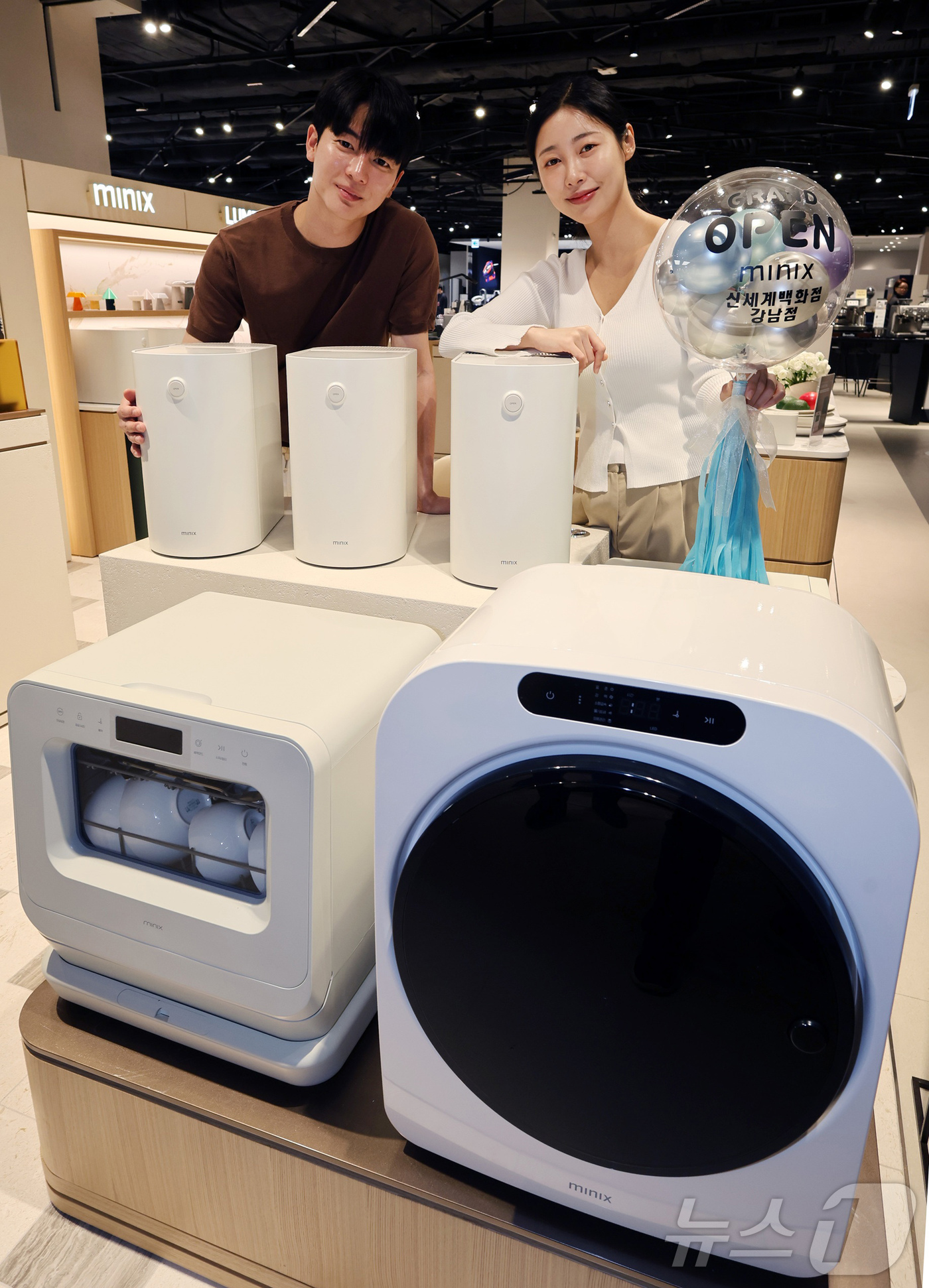 (서울=뉴스1) = 가전 브랜드 미닉스 모델들이 22일 오전 신세계백화점 강남점에서 오픈한 공식 매장에서 음식물처리기와 미니 건조기, 식기세척기 등을 선보이고 있다. (미닉스 제공 …
