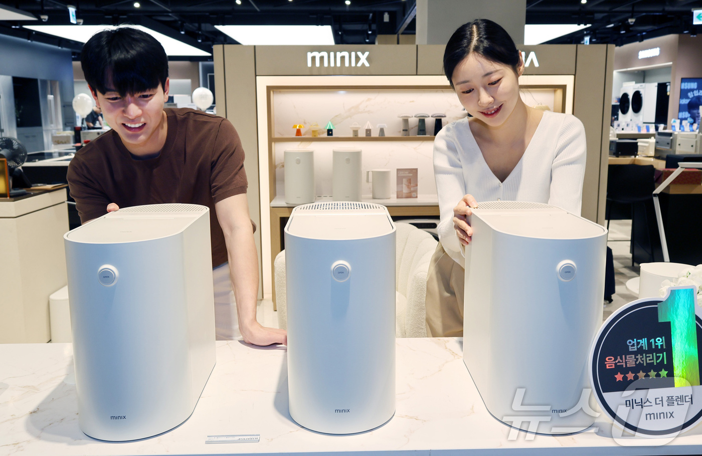 (서울=뉴스1) = 가전 브랜드 미닉스 모델들이 22일 오전 신세계백화점 강남점에서 오픈한 공식 매장에서 최초의 전자동 음식물처리기 ‘더 플렌더 PRO’를 선보이고 있다. (미닉스 …