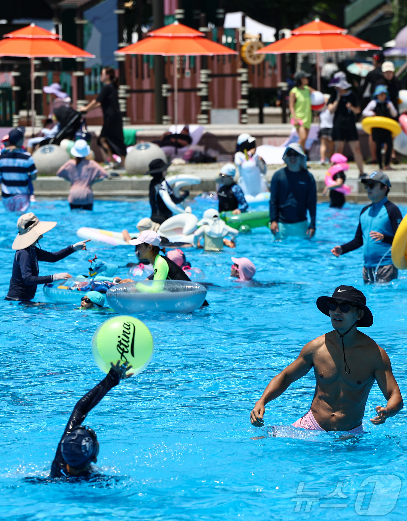 (서울=뉴스1) 김도우 기자 = 무더운 날씨를 보인 22일 서울 광진구 뚝섬야외수영장에서 시민들이 즐거운 시간을 보내고 있다.서울시는 지난 20일부터 뚝섬·여의도·잠원한강공원 수영 …