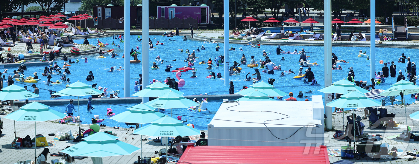 (서울=뉴스1) 김도우 기자 = 무더운 날씨를 보인 22일 서울 광진구 뚝섬야외수영장에서 시민들이 즐거운 시간을 보내고 있다.서울시는 지난 20일부터 뚝섬·여의도·잠원한강공원 수영 …