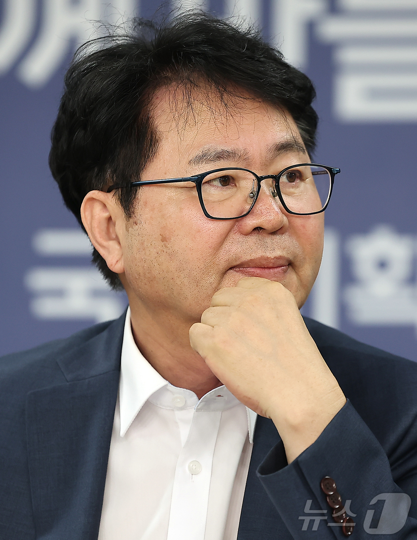 (서울=뉴스1) 김진환 기자 = 이한주 국정기획위원장이 22일 오후 서울 종로구 정부서울청사 창성동 별관에서 열린 기자간담회에 참석해 생각에 잠겨 있다. 2025.6.22/뉴스1