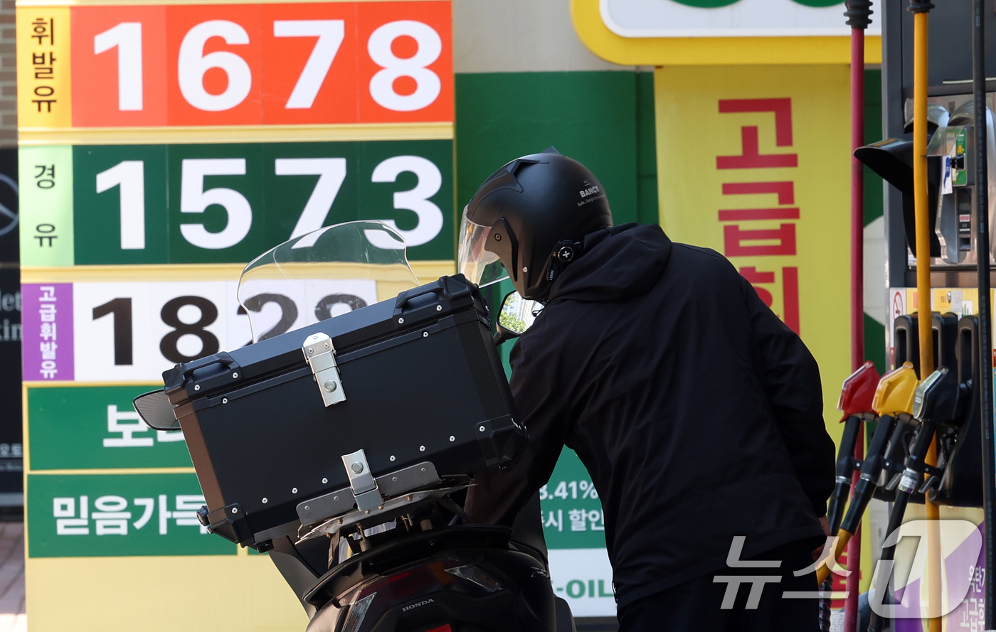 (서울=뉴스1) 김명섭 기자 = 22일 서울 서대문구 한 주유소에서 한 시민이 주유를 하고 있다.한국석유공사 유가정보시스템 오피넷에 따르면 6월 셋째 주(15~19일) 전국 주유소 …