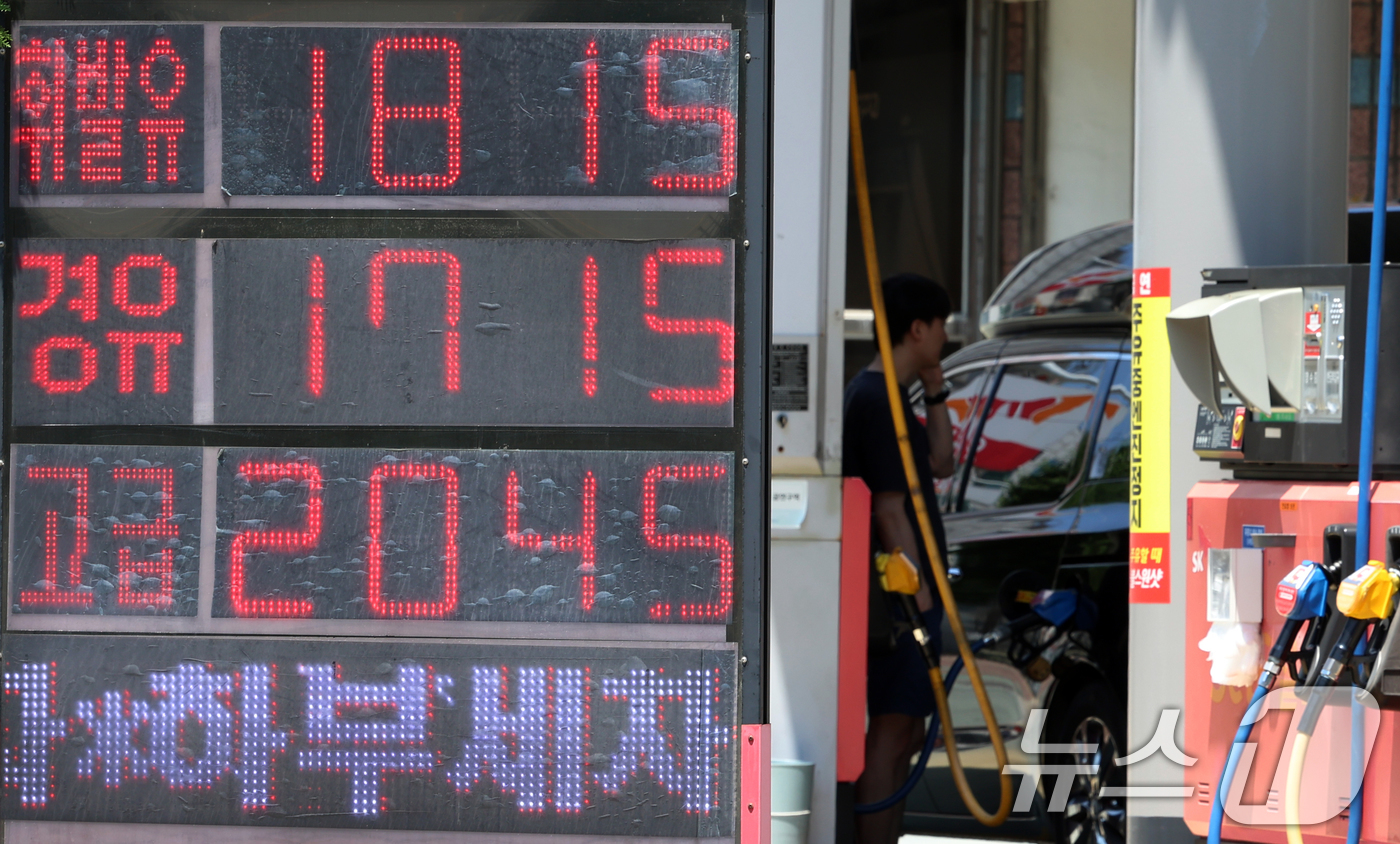 (서울=뉴스1) 김명섭 기자 = 22일 서울 종로구 한 주유소에서 한 시민이 주유를 하고 있다.한국석유공사 유가정보시스템 오피넷에 따르면 6월 셋째 주(15~19일) 전국 주유소 …