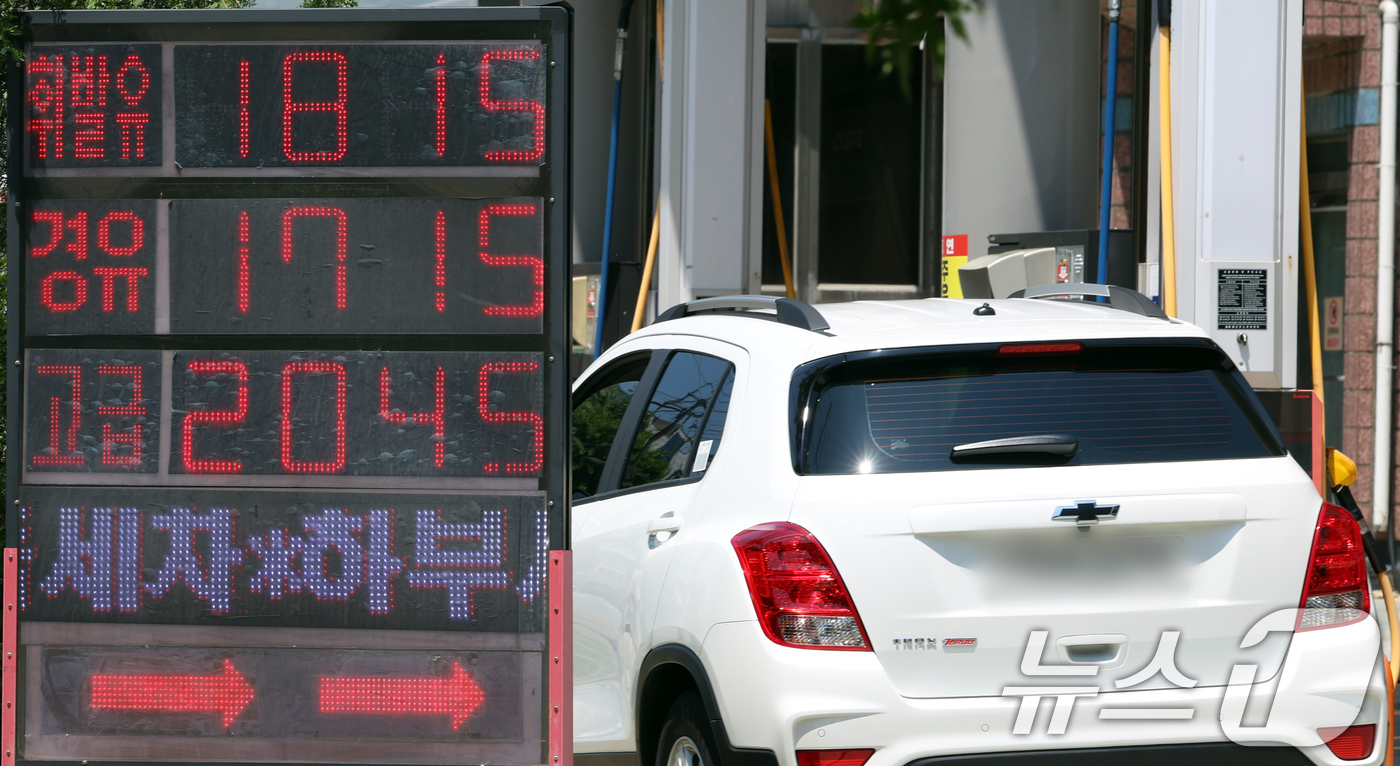 (서울=뉴스1) 김명섭 기자 = 22일 서울 종로구 한 주유소에서 한 시민이 주유를 하고 있다.한국석유공사 유가정보시스템 오피넷에 따르면 6월 셋째 주(15~19일) 전국 주유소 …