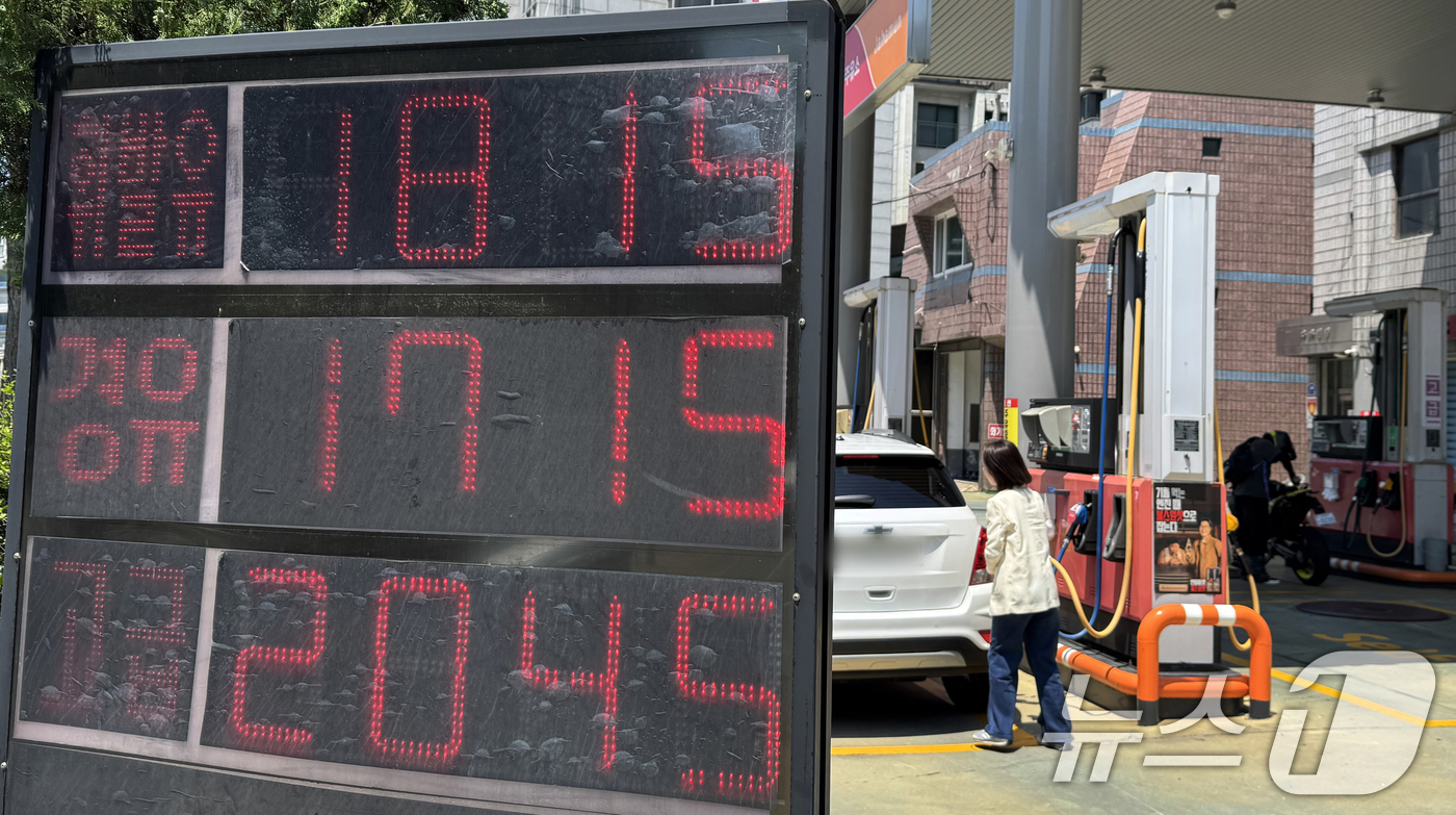 (서울=뉴스1) 김명섭 기자 = 22일 서울 종로구 한 주유소에서 한 시민이 주유를 하고 있다.한국석유공사 유가정보시스템 오피넷에 따르면 6월 셋째 주(15~19일) 전국 주유소 …