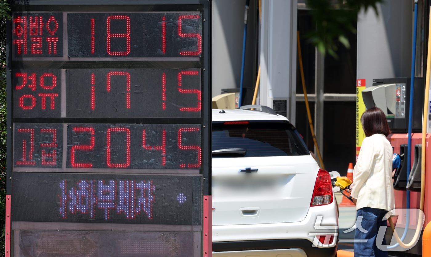 (서울=뉴스1) 김명섭 기자 = 22일 서울 종로구 한 주유소에서 한 시민이 주유를 하고 있다.한국석유공사 유가정보시스템 오피넷에 따르면 6월 셋째 주(15~19일) 전국 주유소 …