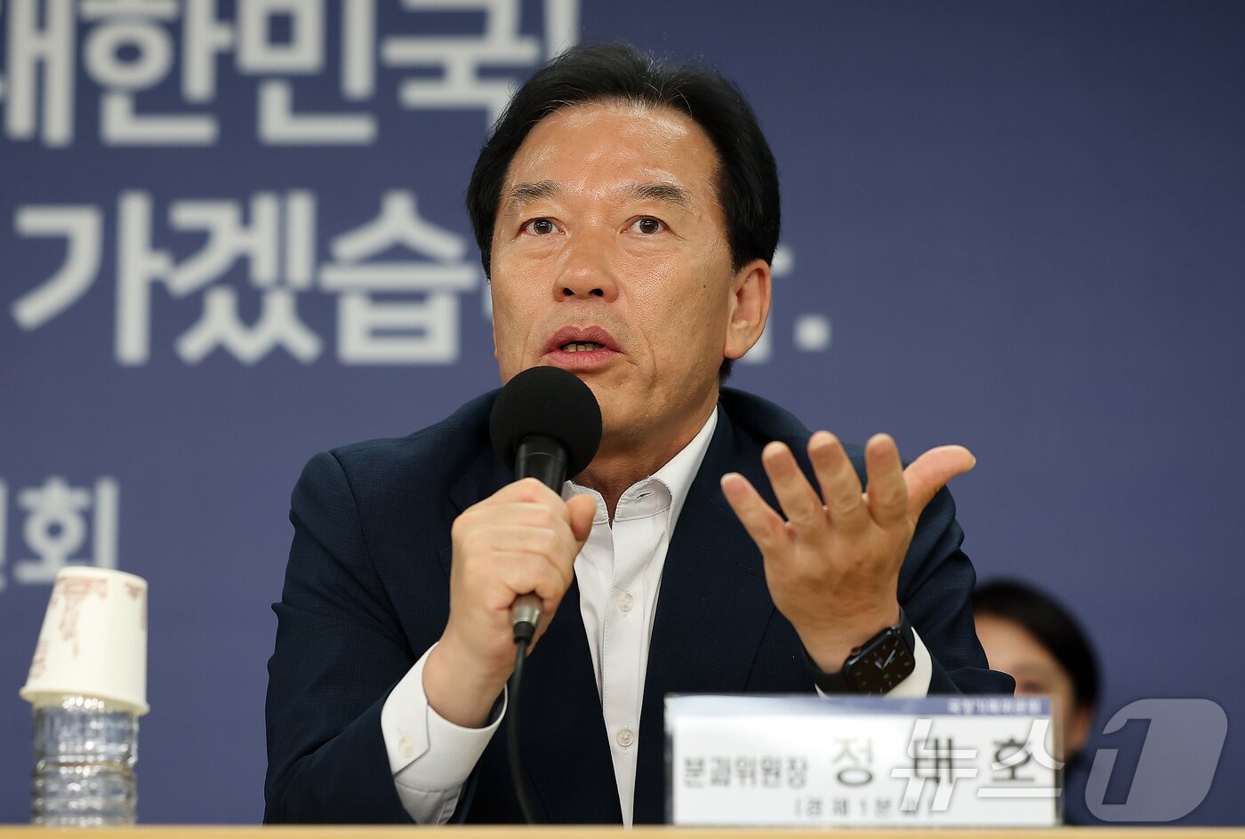 본문 이미지 - 정태호 경제1분과위원장이 22일 오후 서울 종로구 정부서울청사 창성동 별관에서 열린 기자간담회에서 취재진 질문에 답변하고 있다. 2025.6.22/뉴스1 ⓒ News1 김진환 기자