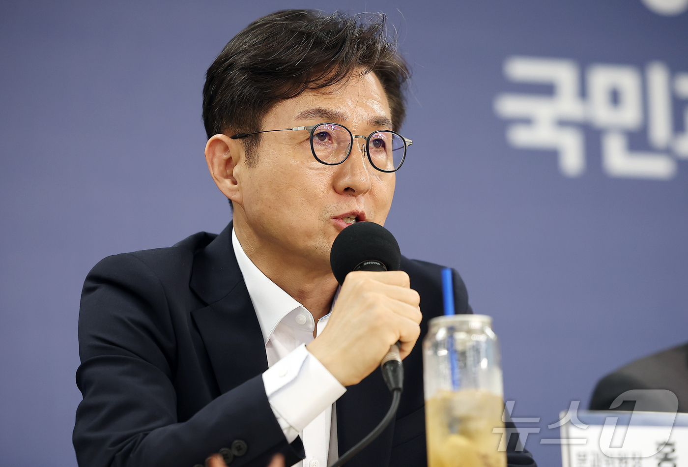 (서울=뉴스1) 김진환 기자 = 홍창남 사회2분과위원장이 22일 오후 서울 종로구 정부서울청사 창성동 별관에서 열린 기자간담회에서 취재진 질문에 답변하고 있다. 2025.6.22/ …