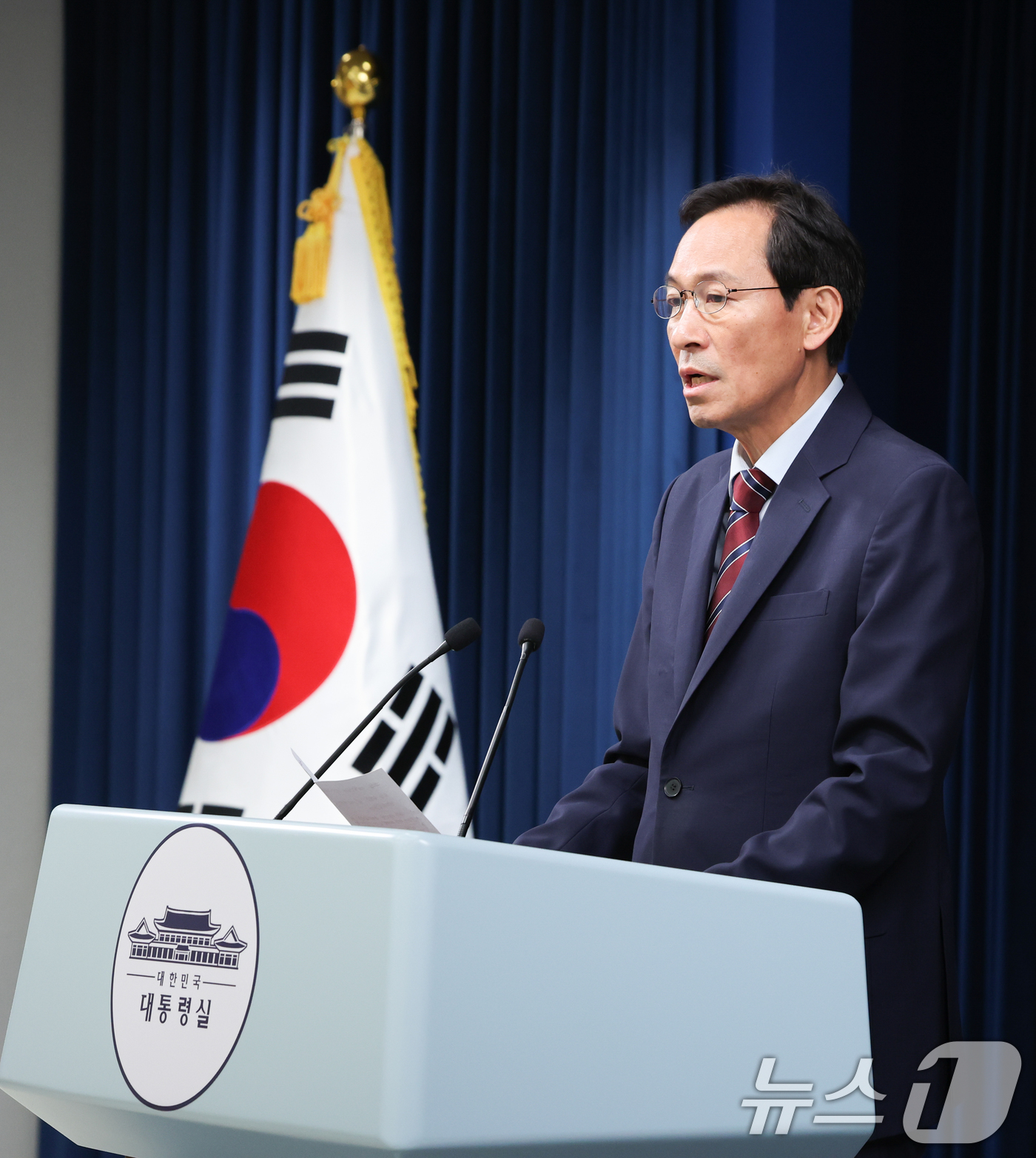 (서울=뉴스1) 허경 기자 = 우상호 대통령실 정무수석이 22일 서울 용산구 대통령실 청사에서 대통령-여야 지도부 회동 관련 브리핑을 하고 있다. 2025.6.22/뉴스1