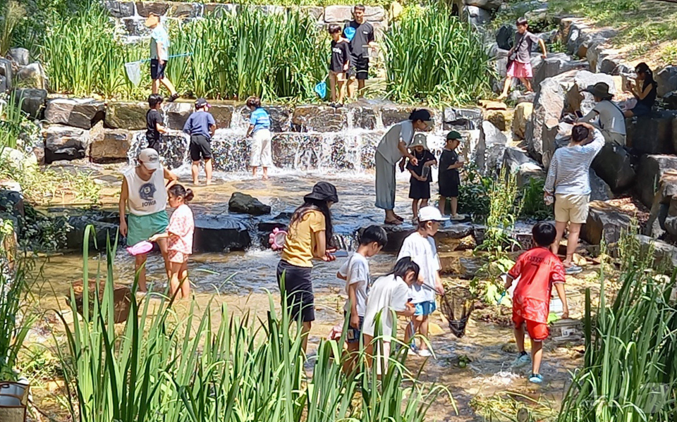 (대전=뉴스1) 박찬수 기자 = 대전의 한낮 기온이 30도 안팎으로 오르면서 무더위 날씨를 보인 22일 오후 대전 중구 사정공원 계곡을 찾은 시민들이 물놀이로 더위를 식히고 있다. …