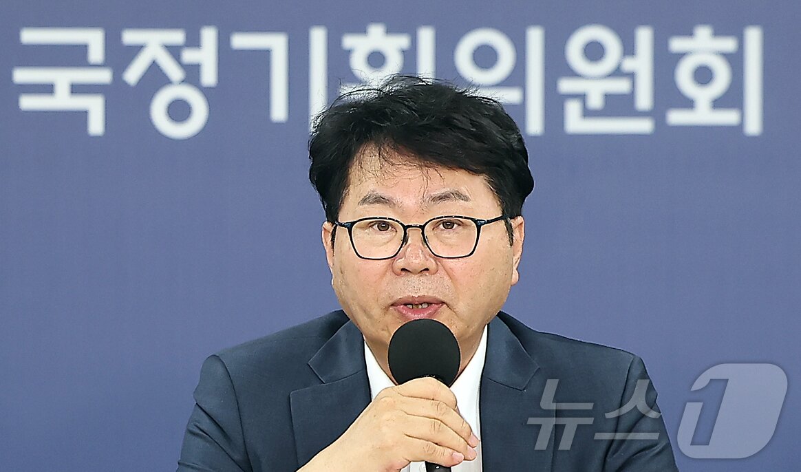 본문 이미지 - 이한주 국정기획위원장이 22일 오후 서울 종로구 정부서울청사 창성동 별관에서 열린 기자간담회에서 발언하고 있다. 2025.6.22/뉴스1 ⓒ News1 김진환 기자