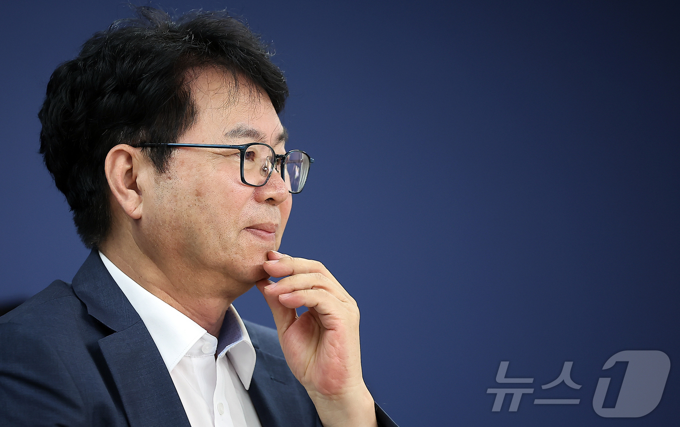 (서울=뉴스1) 김진환 기자 = 이한주 국정기획위원장이 22일 오후 서울 종로구 정부서울청사 창성동 별관에서 열린 기자간담회에 참석해 생각에 잠겨 있다. 2025.6.22/뉴스1