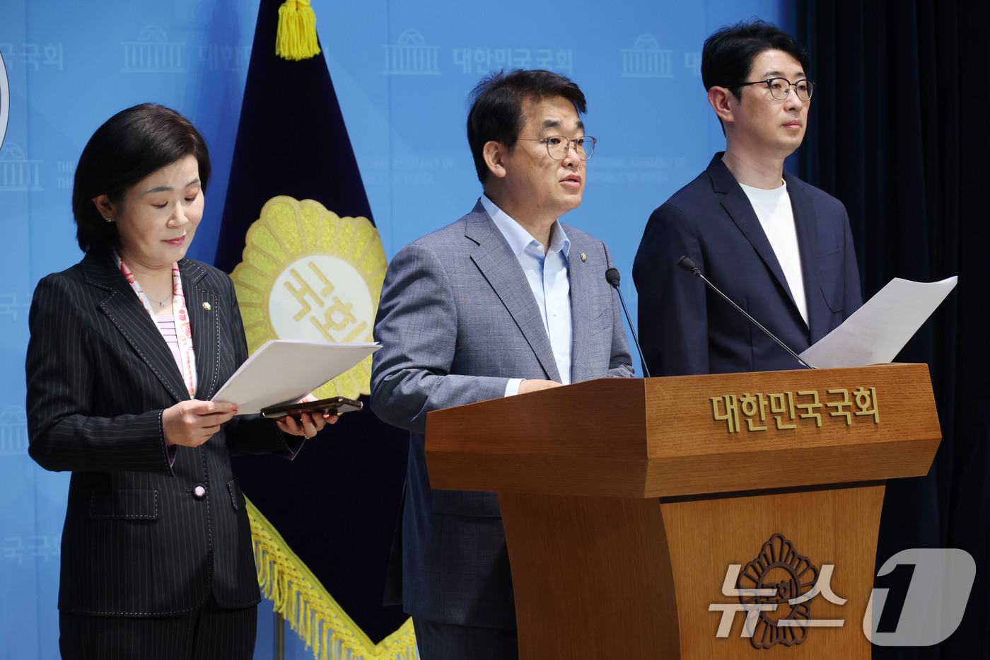 (서울=뉴스1) 이광호 기자 = 국무총리 후보자 인사청문특별위원회 국민의힘 위원인 배준영(가운데), 주진우(오른쪽), 김희정 의원이 22일 오후 서울 여의도 국회 소통관에서 김민석 …