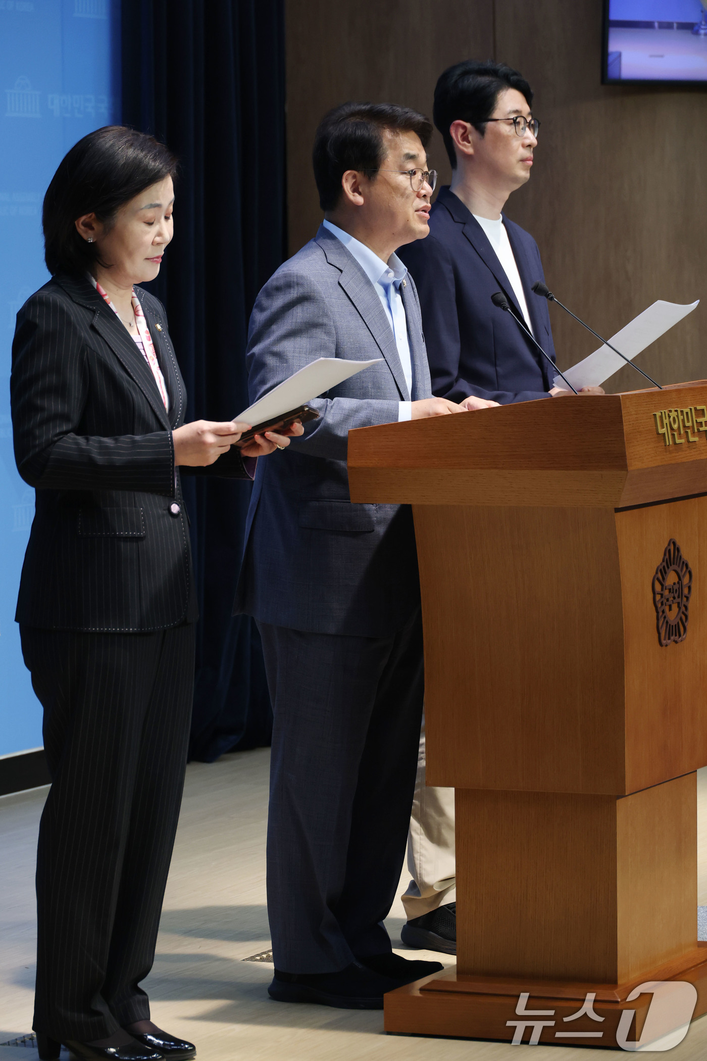 (서울=뉴스1) 이광호 기자 = 국무총리 후보자 인사청문특별위원회 국민의힘 위원인 배준영(가운데), 주진우(오른쪽), 김희정 의원이 22일 오후 서울 여의도 국회 소통관에서 김민석 …