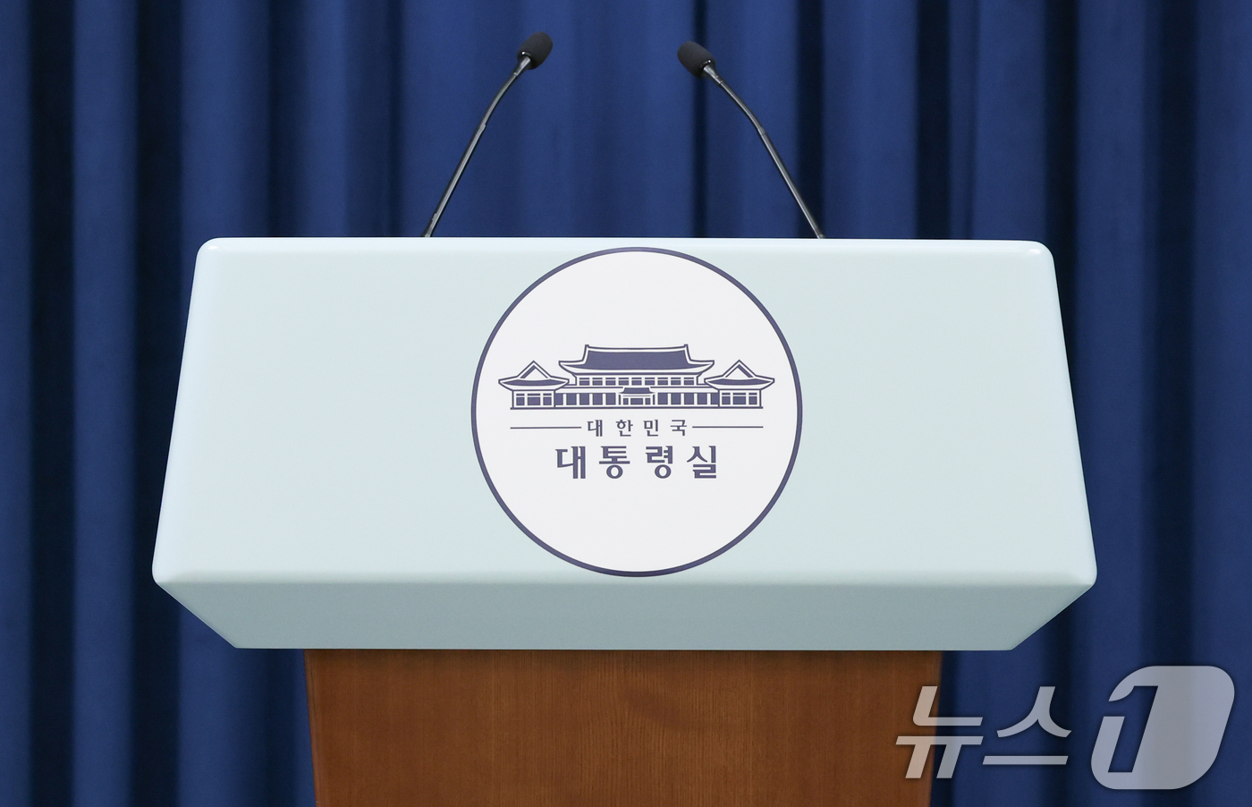 (서울=뉴스1) 허경 기자 = 22일 서울 용산구 대통령실 청사 브리핑룸에 청와대 시절 사용했던 업무표장이 붙어 있다.대통령실은 지난 13일 보도자료를 통해 청와대 복귀 추진에 따 …