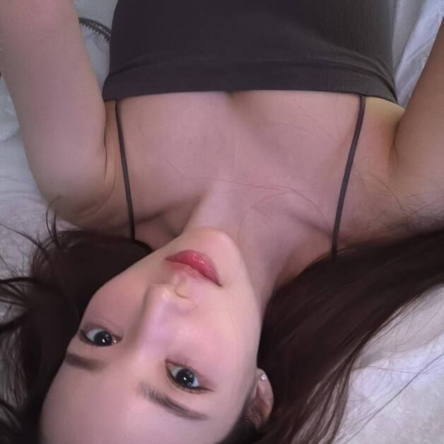 박민영, 끈민소매 입고 침대에 누워…농염 셀카 [N샷]