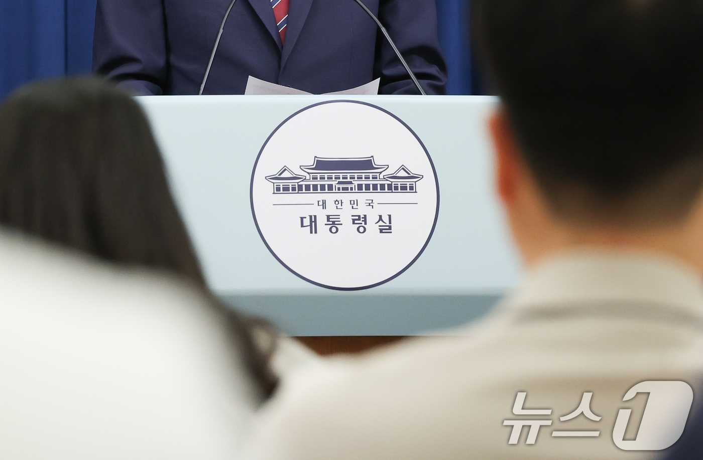 (서울=뉴스1) 허경 기자 = 22일 서울 용산구 대통령실 청사 브리핑룸 발언대에 청와대 시절 사용했던 업무표장이 붙어 있다. 대통령실은 지난 13일 보도자료를 통해 청와대 복귀 …