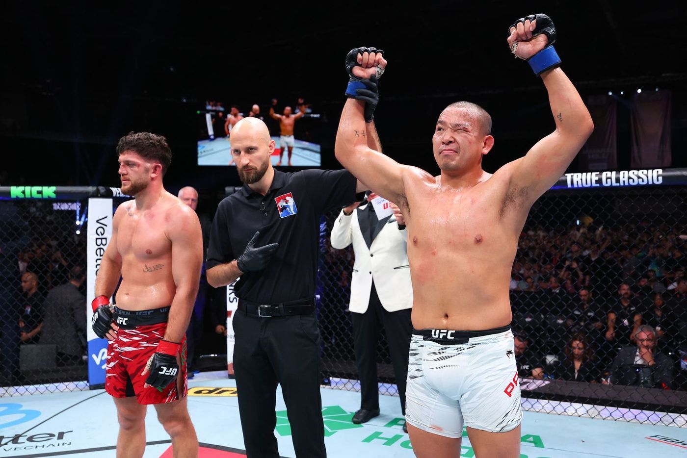 본문 이미지 - UFC 9승째를 따낸 박준용.&#40;오른쪽&#41;.&#40;UFC 제공&#41;