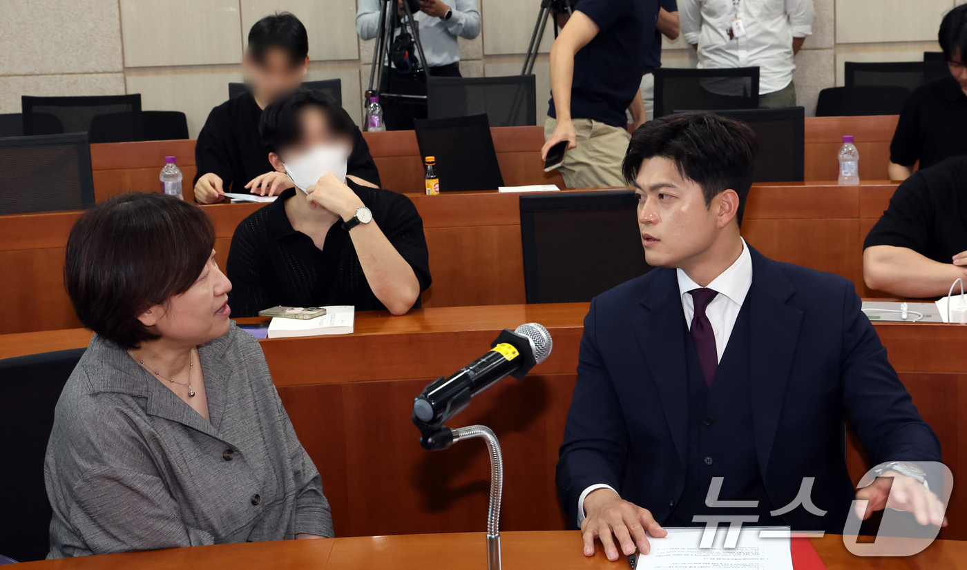 (서울=뉴스1) 김명섭 기자 = 김용태 국민의힘 비상대책위원장이 22일 서울 성북구 고려대 의대 문숙의학관에서 열린 전공의‧의대생들에게 듣는 의료대란 해결방안 간담회에서 최안나 대 …