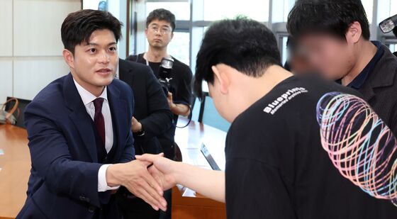 의대생들과 인사하는 김용태 비대위원장