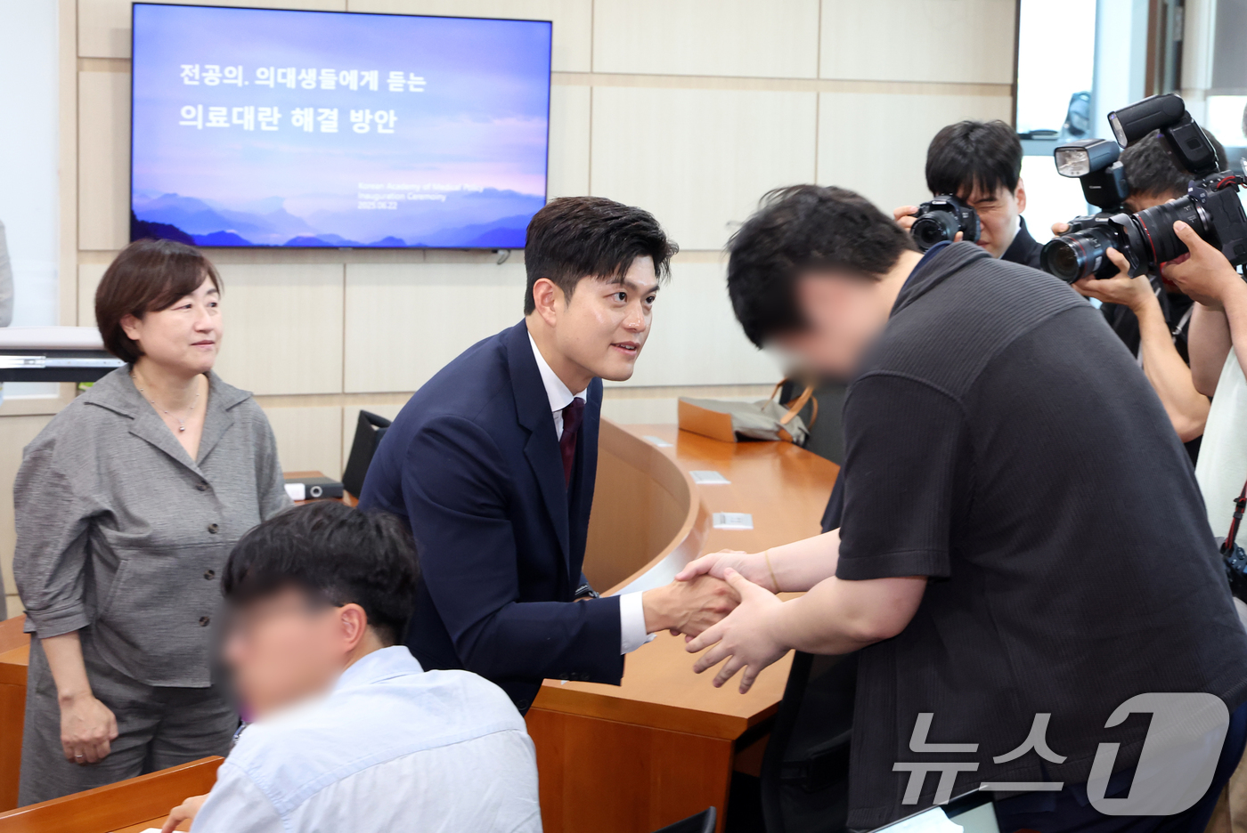 (서울=뉴스1) 김명섭 기자 = 김용태 국민의힘 비상대책위원장이 22일 서울 성북구 고려대 의대 문숙의학관에서 열린 전공의‧의대생들에게 듣는 의료대란 해결방안 간담회에서 참석자와 …