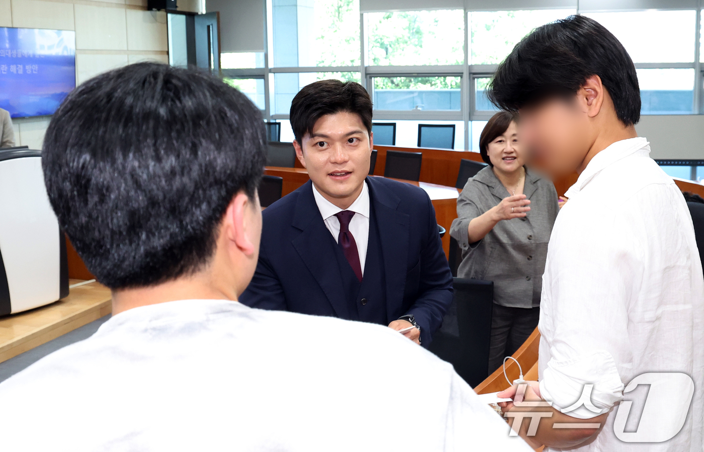 (서울=뉴스1) 김명섭 기자 = 김용태 국민의힘 비상대책위원장이 22일 서울 성북구 고려대 의대 문숙의학관에서 열린 전공의‧의대생들에게 듣는 의료대란 해결방안 간담회에서 참석자들과 …