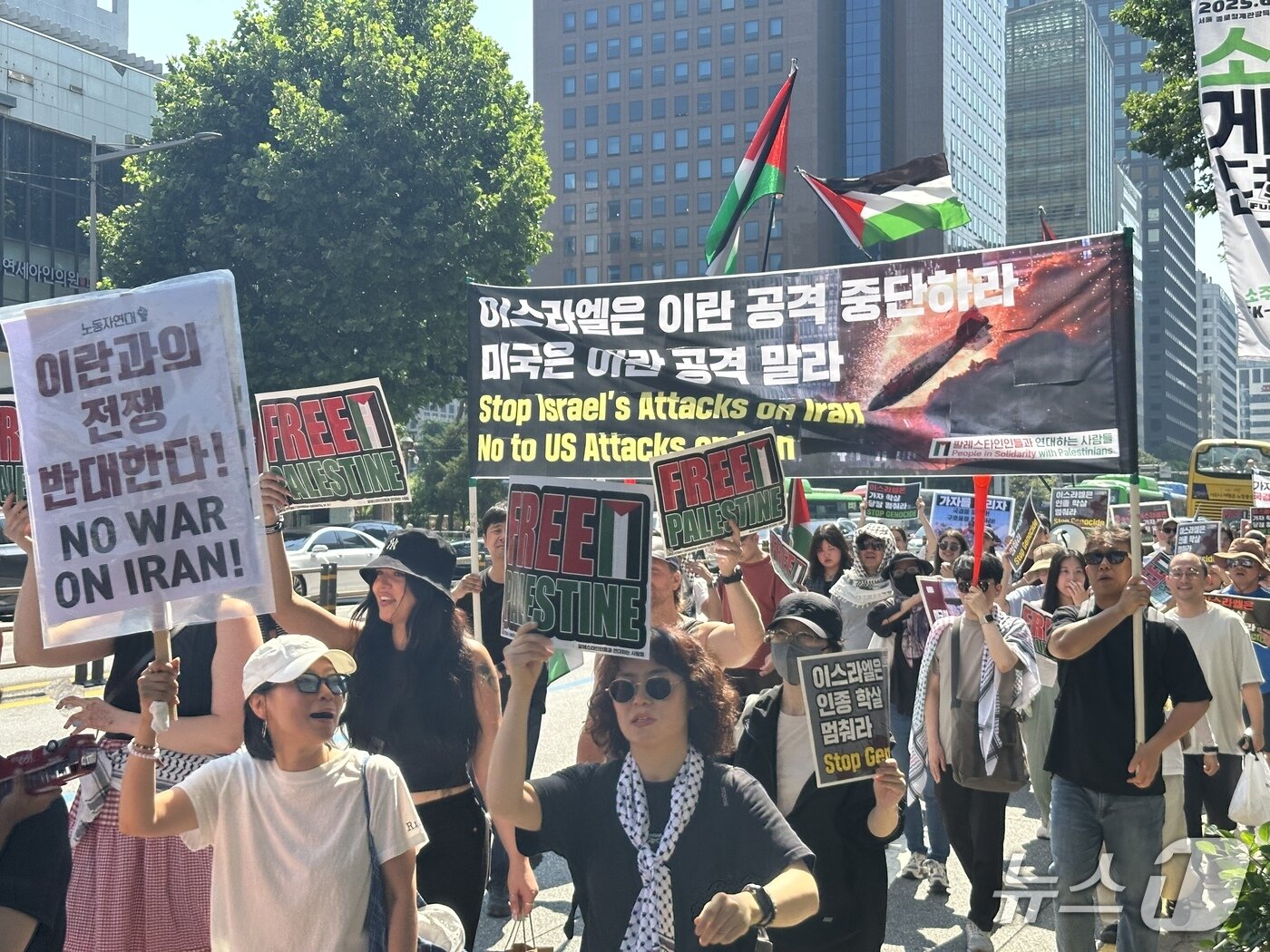 본문 이미지 - 한국에 거주하는 팔레스타인인들과 시민들로 구성된 팔레스타인 연대가 22일 오후 2시 세종로 교보빌딩 앞에서 집회를 열고 미국의 이란 공격을 규탄했다. ⓒ 뉴스1 강서연 기자