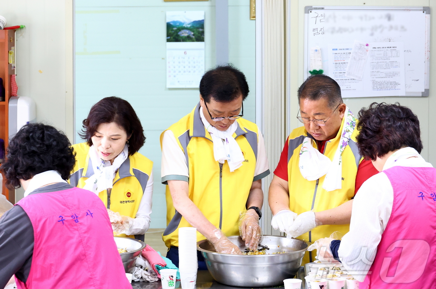 (대전=뉴스1) 이동원 기자 = 조원휘 대전시의회 의장이 22일 국립 대전현충원에서 급식 봉사활동을 펼치며 순국선열과 호국영령의 숭고한 희생정신을 기리는 의미 있는 시간을 가졌다. …