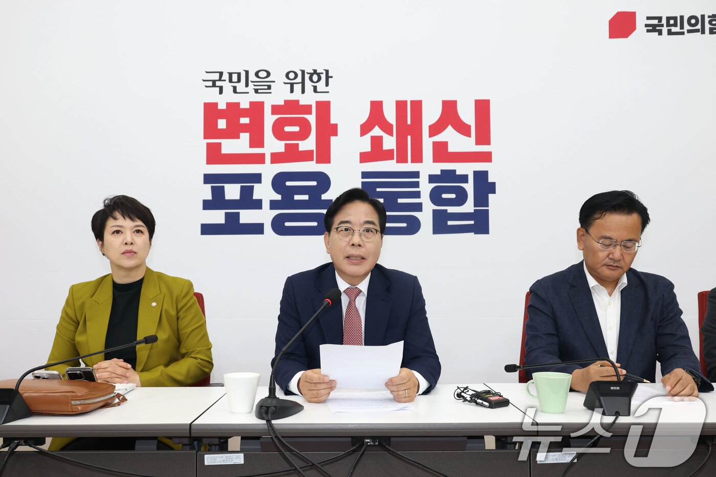 본문 이미지 - 송언석 국민의힘 원내대표가 22일 오후 서울 여의도 국회에서 이재명 대통령과 여야 지도부 오찬 관련 기자간담회를 하고 있다. 2025.6.22/뉴스1 ⓒ News1 이광호 기자