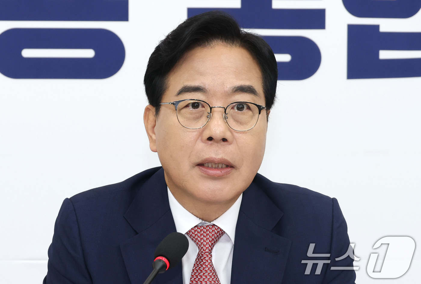 (서울=뉴스1) 이광호 기자 = 송언석 국민의힘 원내대표가 22일 오후 서울 여의도 국회에서 이재명 대통령과 여야 지도부 오찬 관련 기자간담회를 하고 있다. 2025.6.22/뉴스 …