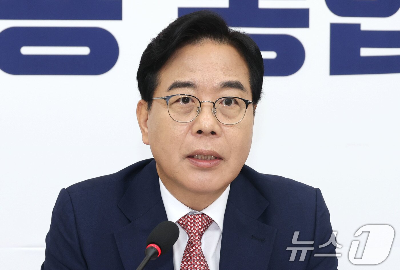 본문 이미지 - 송언석 국민의힘 원내대표가 22일 오후 서울 여의도 국회에서 이재명 대통령과 여야 지도부 오찬 관련 기자간담회를 하고 있다. 2025.6.22/뉴스1 ⓒ News1 이광호 기자