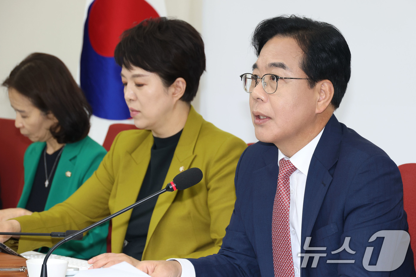 (서울=뉴스1) 이광호 기자 = 송언석 국민의힘 원내대표가 22일 오후 서울 여의도 국회에서 이재명 대통령과 여야 지도부 오찬 관련 기자간담회를 하고 있다. 2025.6.22/뉴스 …