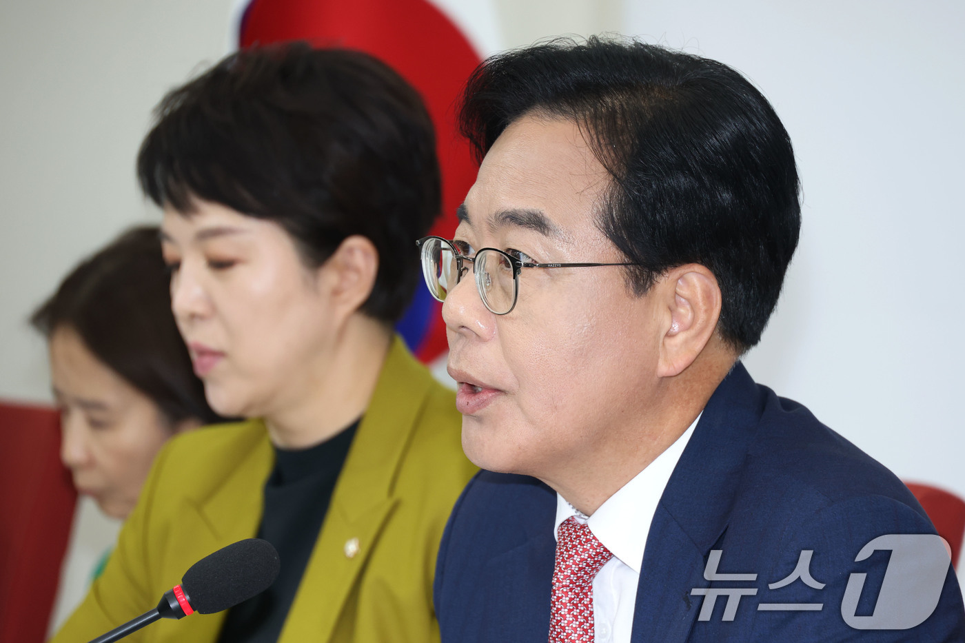 (서울=뉴스1) 이광호 기자 = 송언석 국민의힘 원내대표가 22일 오후 서울 여의도 국회에서 이재명 대통령과 여야 지도부 오찬 관련 기자간담회를 하고 있다. 2025.6.22/뉴스 …
