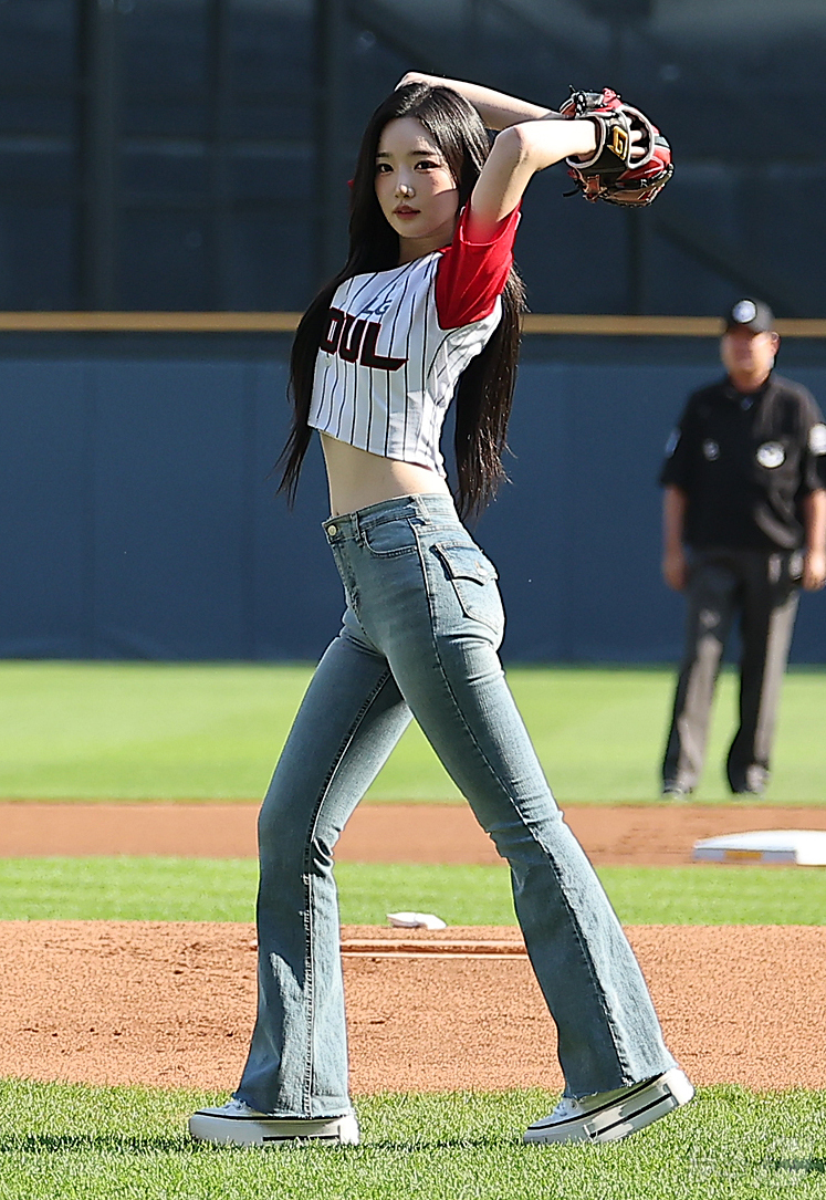 (서울=뉴스1) 김진환 기자 = 22일 오후 서울 송파구 잠실야구장에서 열린 프로야구 '2025 신한 SOL뱅크 KBO 리그' LG 트윈스와 두산 베어스의 경기, 트리플에스 유연이 …