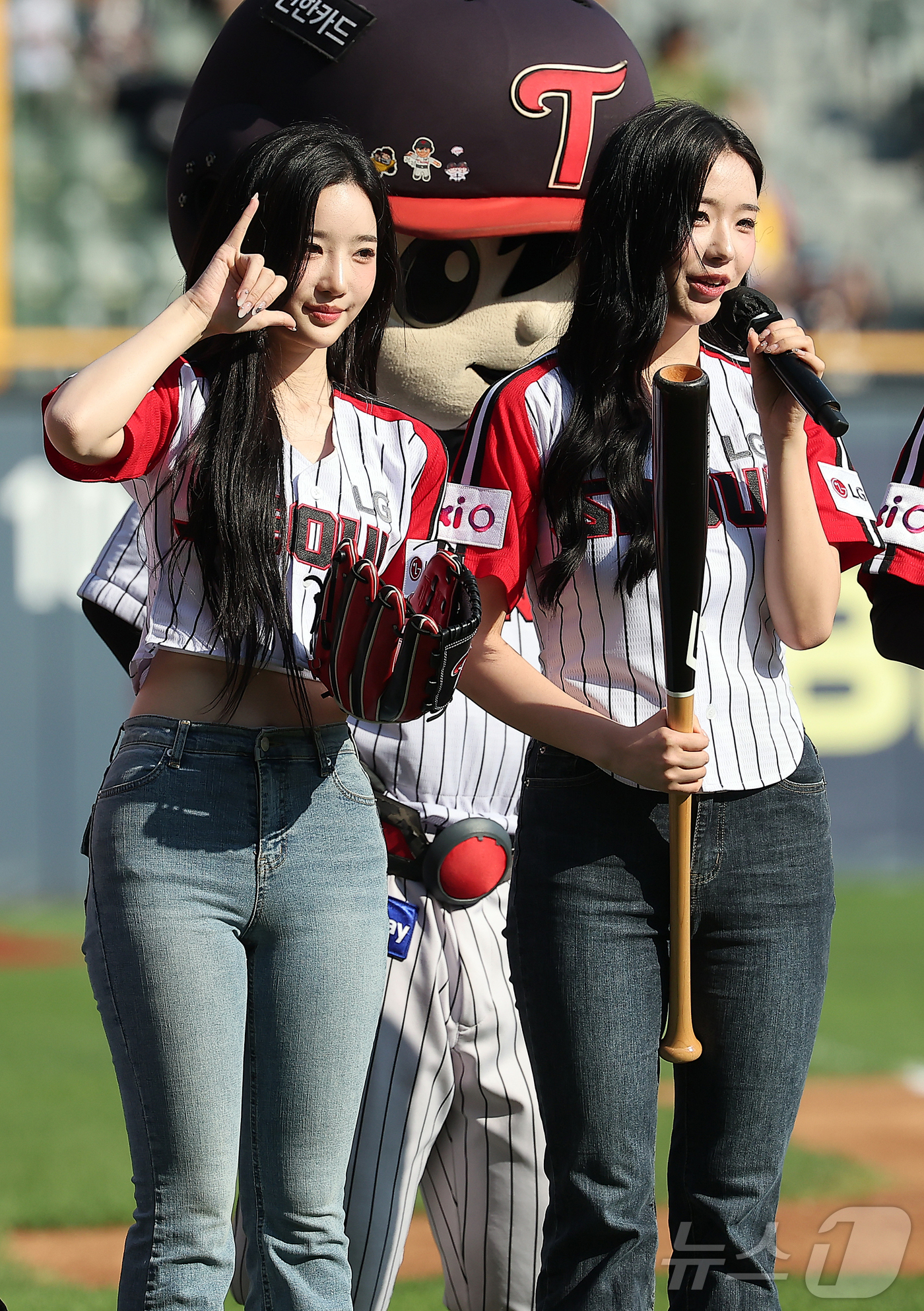 (서울=뉴스1) 김진환 기자 = 22일 오후 서울 송파구 잠실야구장에서 열린 프로야구 '2025 신한 SOL뱅크 KBO 리그' LG 트윈스와 두산 베어스의 경기, 시구행사에 참석한 …