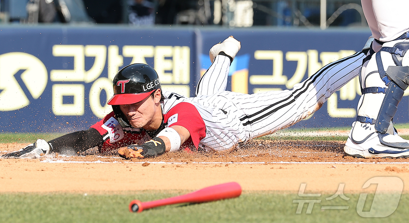 (서울=뉴스1) 김진환 기자 = 22일 오후 서울 송파구 잠실야구장에서 열린 프로야구 '2025 신한 SOL뱅크 KBO 리그' LG 트윈스와 두산 베어스의 경기, LG 신민재가 1 …