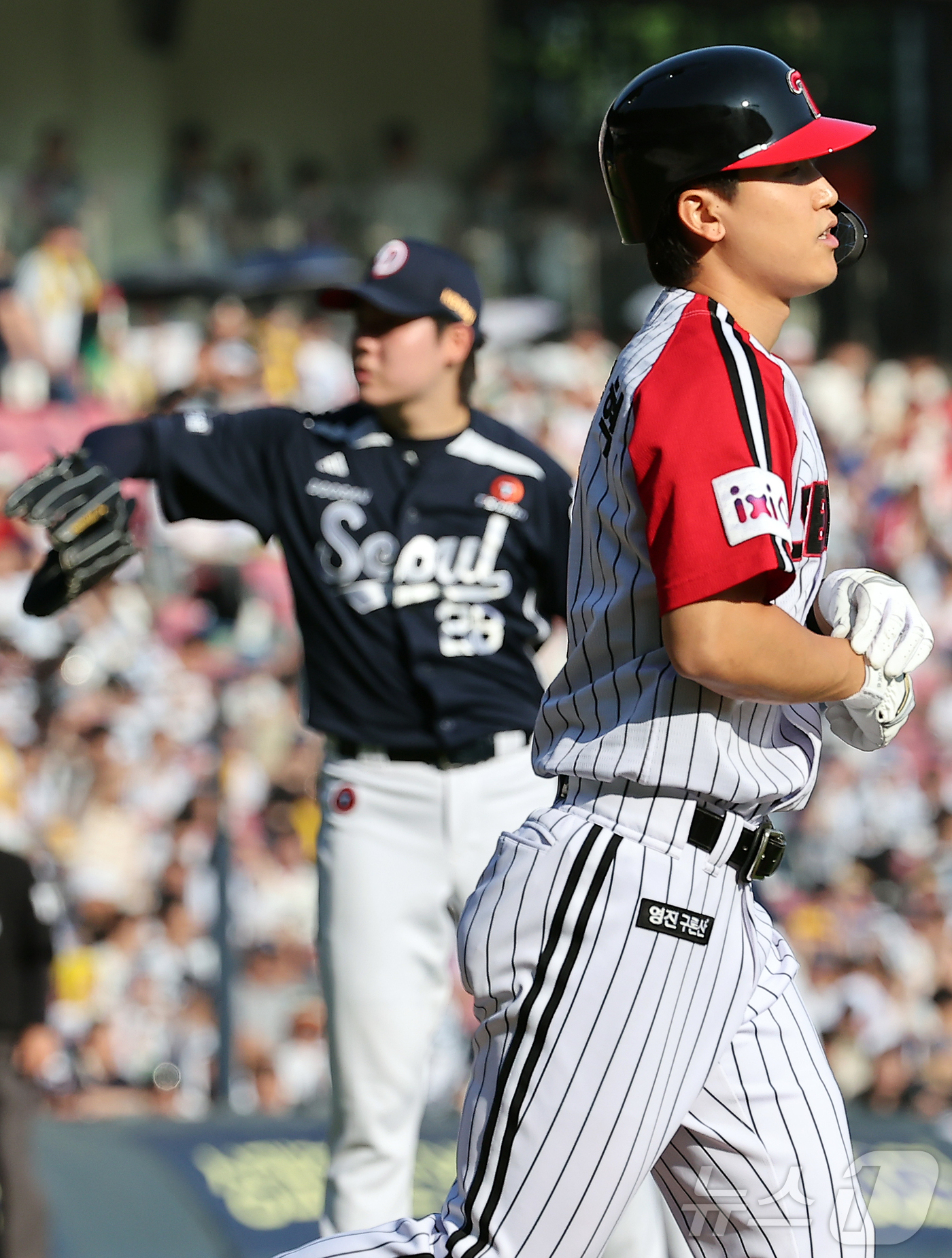 (서울=뉴스1) 김진환 기자 = 22일 오후 서울 송파구 잠실야구장에서 열린 프로야구 '2025 신한 SOL뱅크 KBO 리그' LG 트윈스와 두산 베어스의 경기, LG 구본혁이 1 …